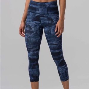 LULULEMON-Blue & Navy Patterned High Waisted 
Crop Active Leggings/Pants-Size 8